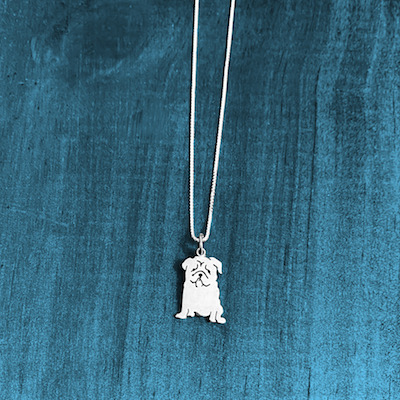 MPD018 Dije Cadena Pug sentado 1