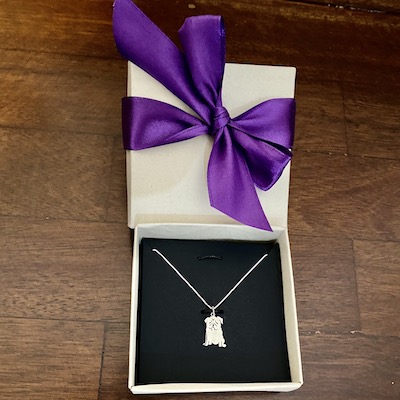 MPD018 Dije Cadena Pug sentado 3